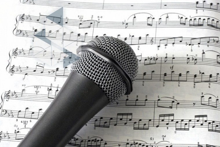 Картина с нотами и микрофоном