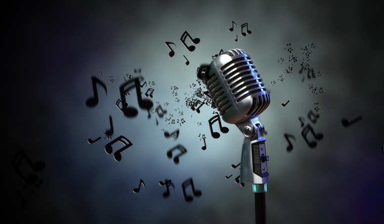 Микрофон на темном фоне