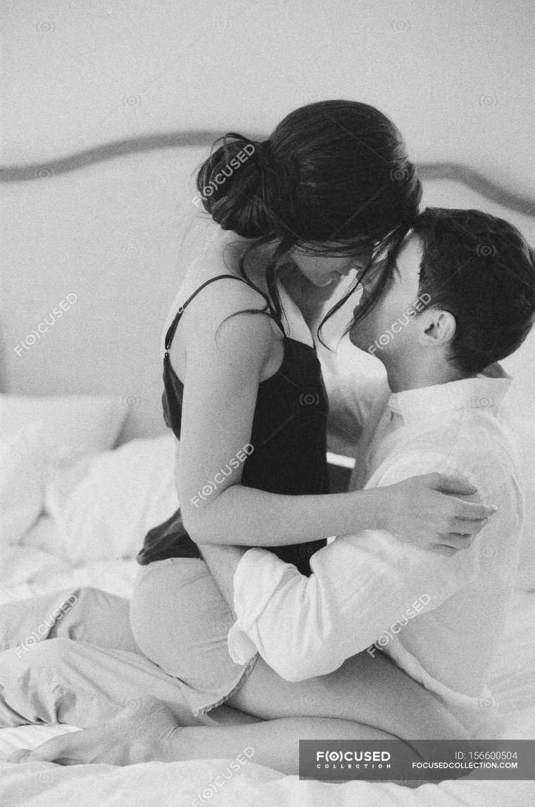 Девушка на коленях у парня