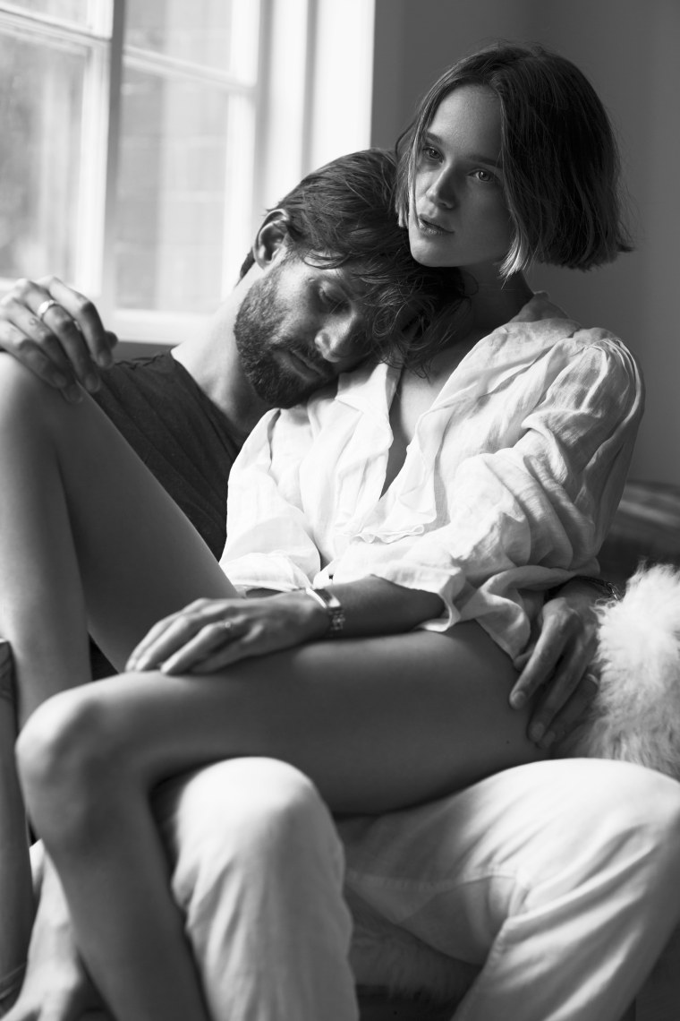 Девушка сидит на парне