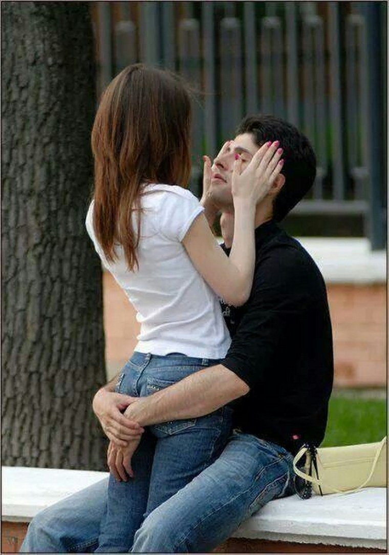 Парень на коленях