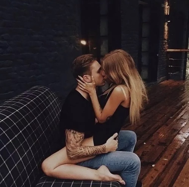 Девушка сидит на парне