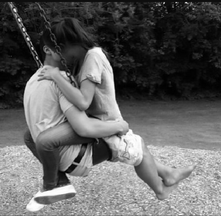 Поцелуй на качелях