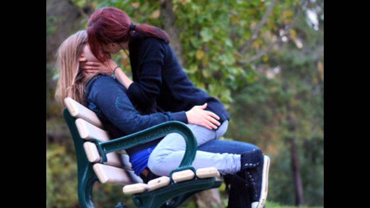 Поцелуй на скамейке