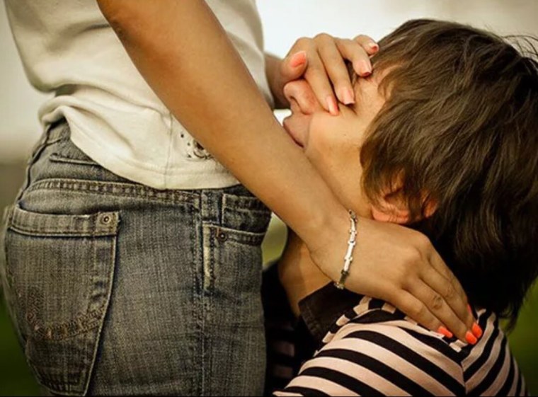 Девушка на коленях перед парнем