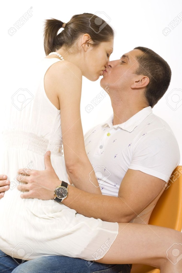 Мужчина сидит на коленях