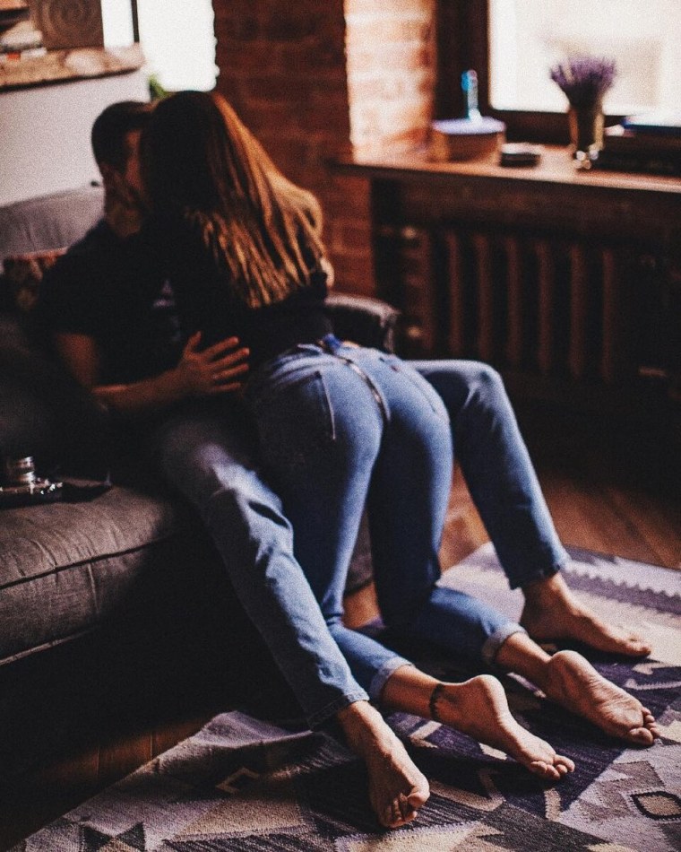 Девушка сидит на парне