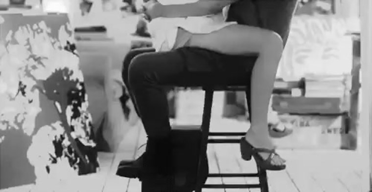 Села на коленки