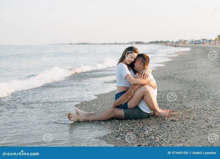 Девушка сидит на ногах у парня