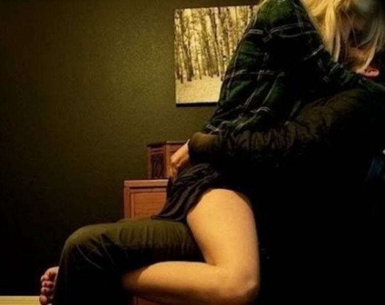 Девушка сидит на парне