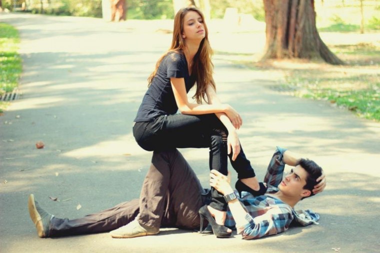 Девушка на коленях у парня