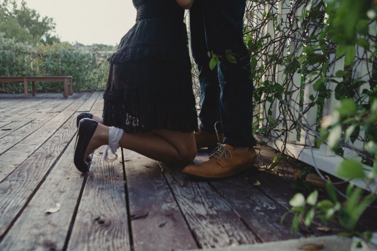 Девушка на коленях