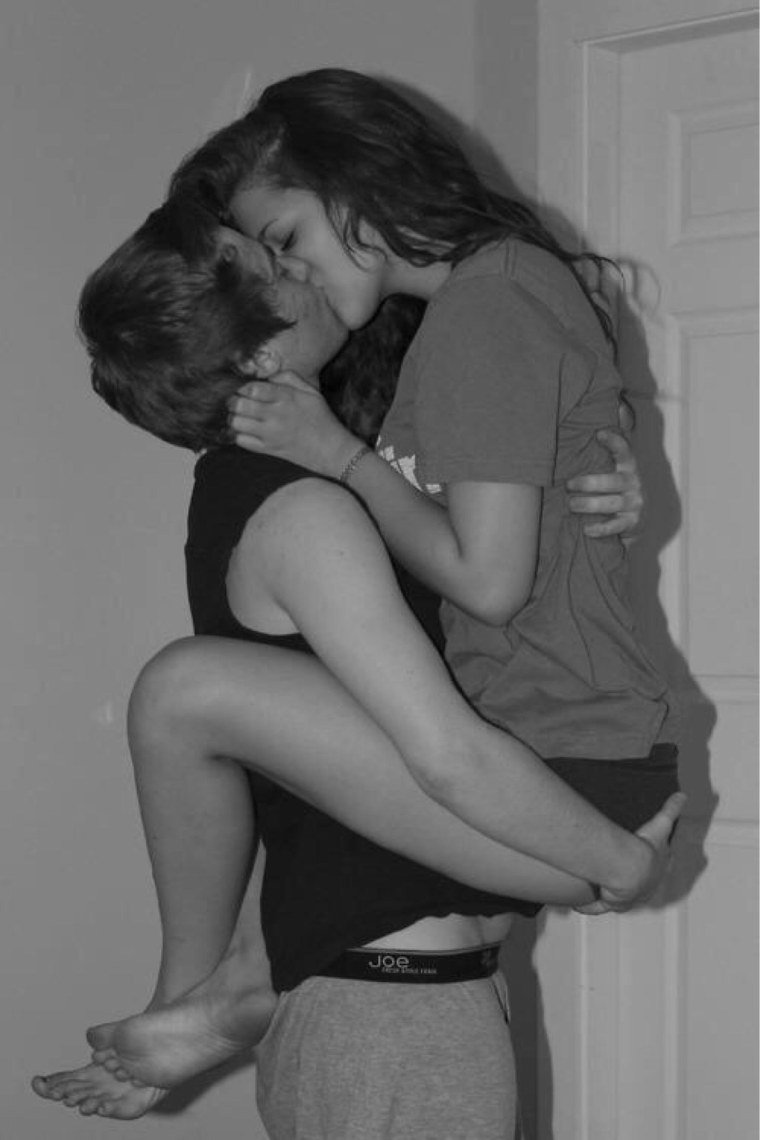 Девушка обнимает ногами