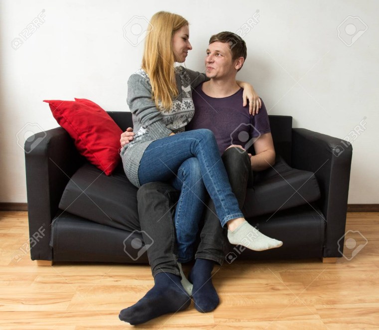 Женщина сидит у парня на коленях