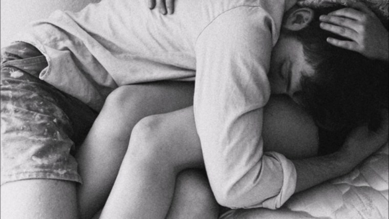 Парень лежи на коленях