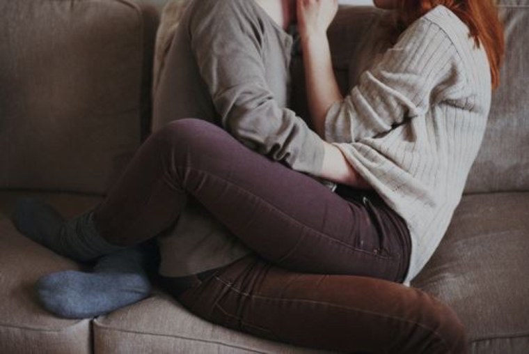 Обнимаются сидя на коленях