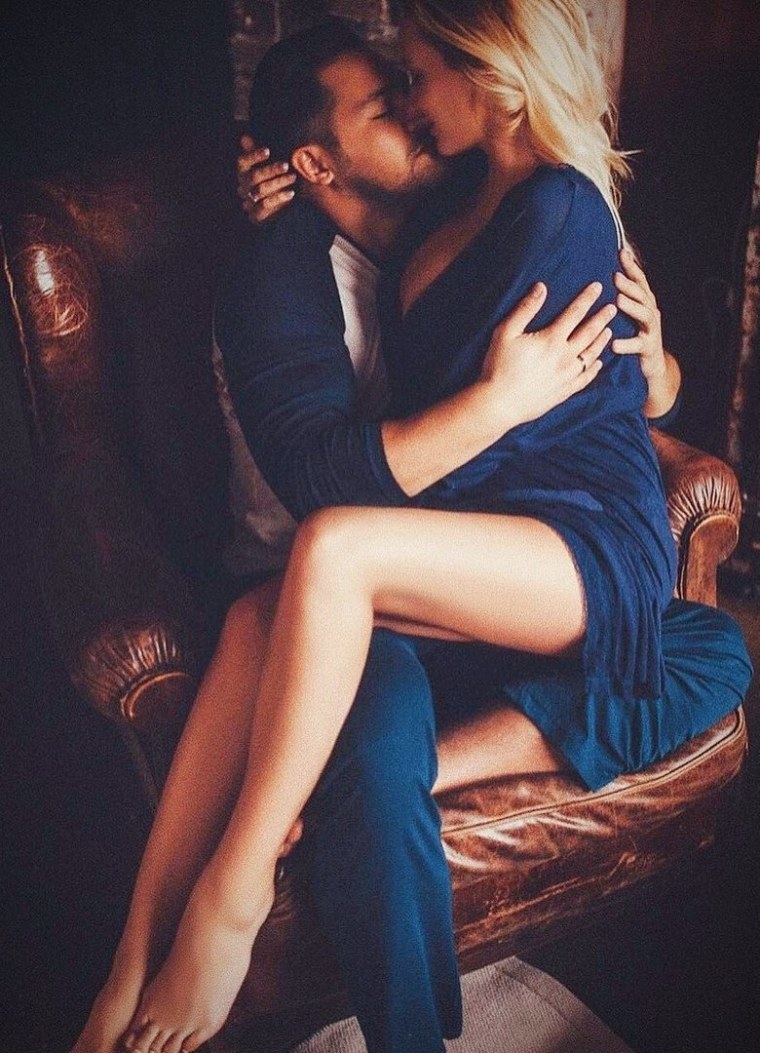 Мужчина обнимает женщину