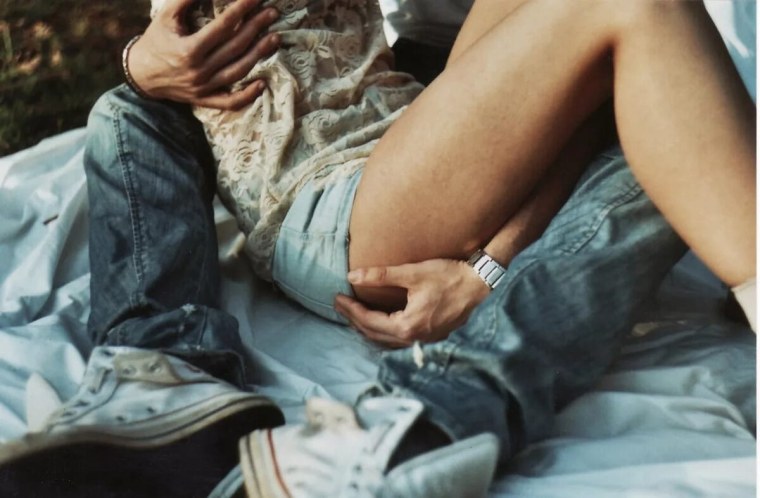 Обнимает за ноги