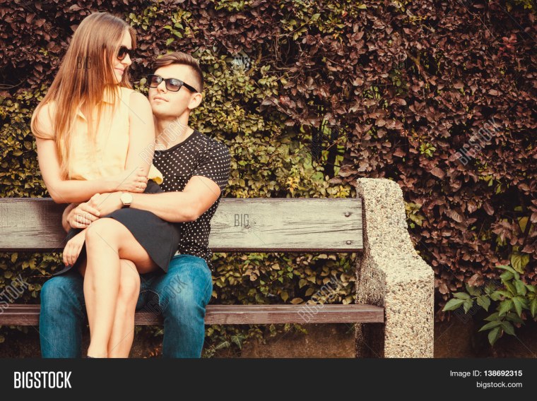 Девушка сидит на коленях у парня