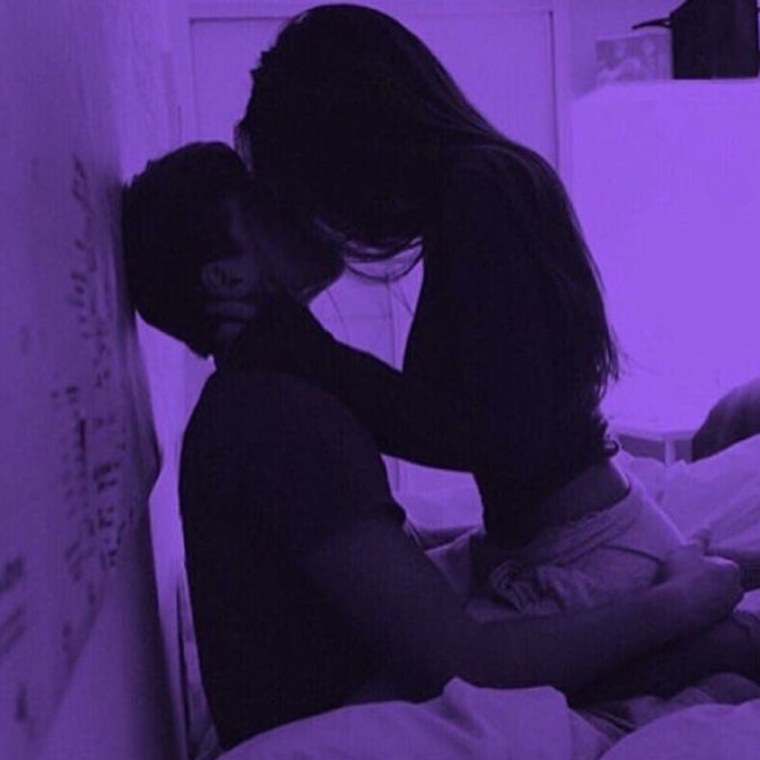 Парень обнимает девушку со спины через зеркало