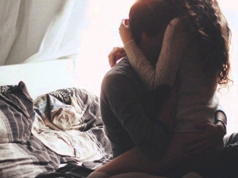 Парень и девушка обнимаются сидя