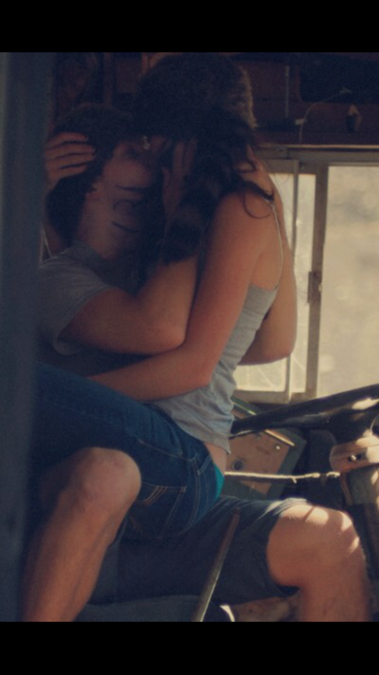 Страстные поцелуи в машине