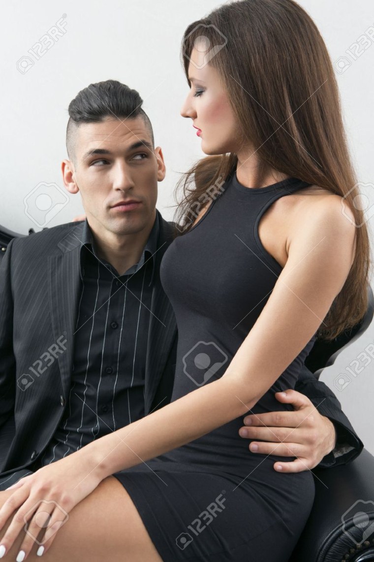 Женщина на коленях у мужчины