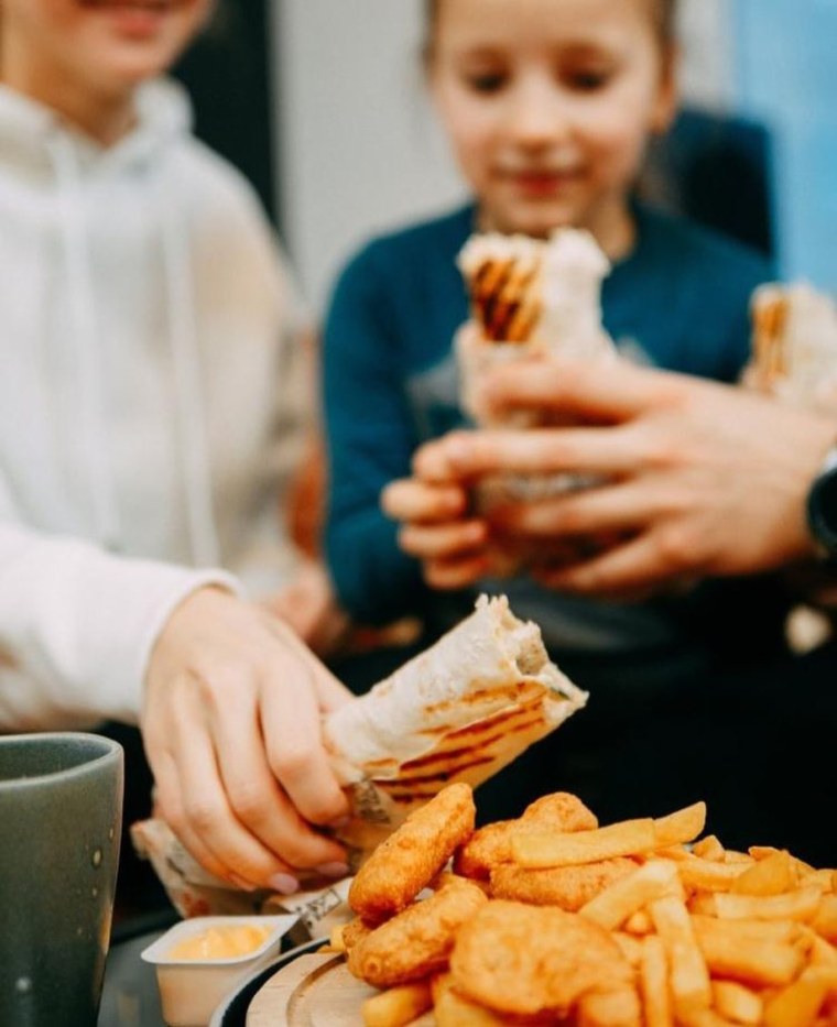 Семья ест Донер