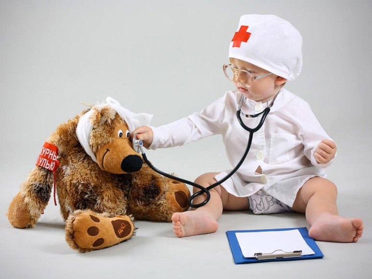 Малыш в костюме доктора