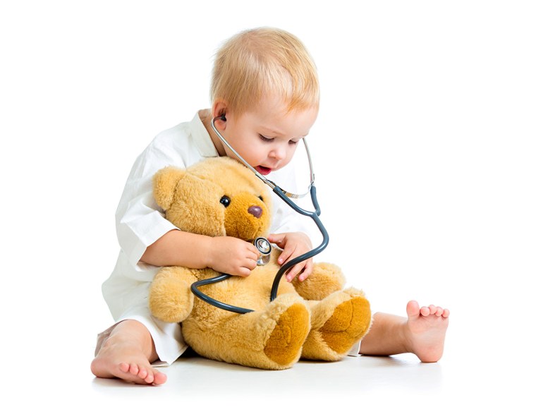 Врач педиатр с игрушкой