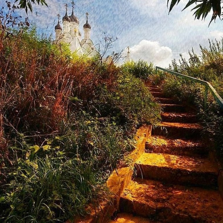 Лестница в храм