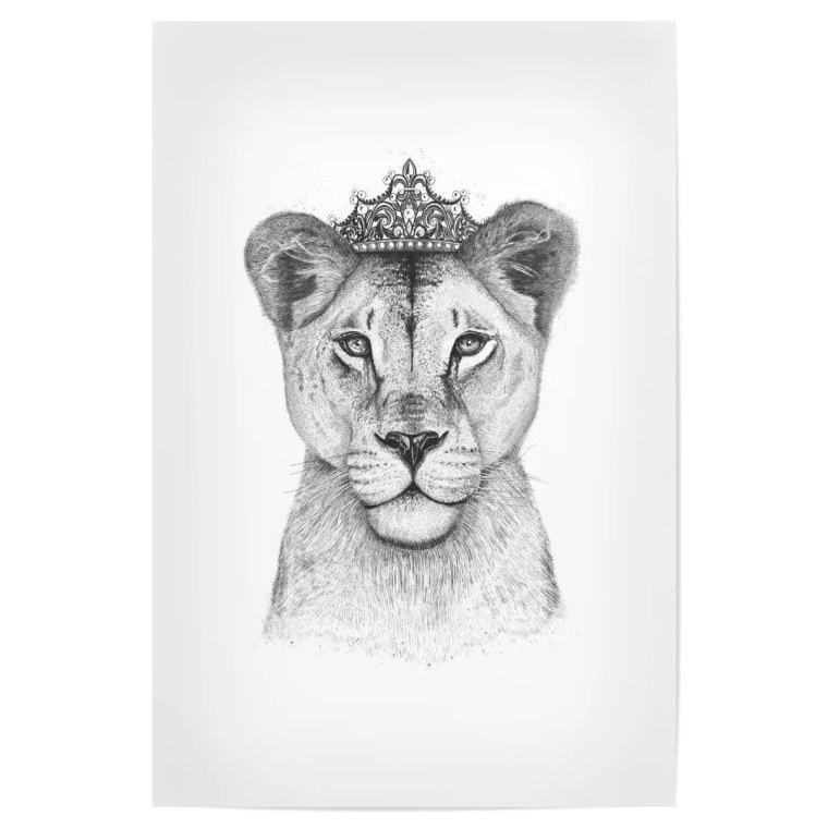 Львица с короной на голове