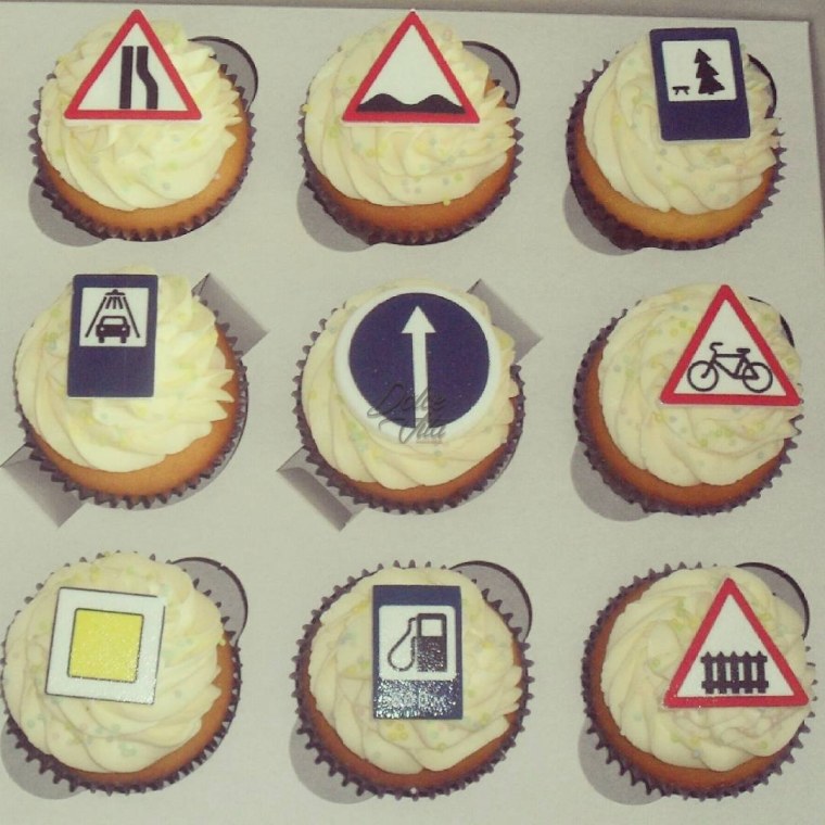 Торт с дорожными знаками