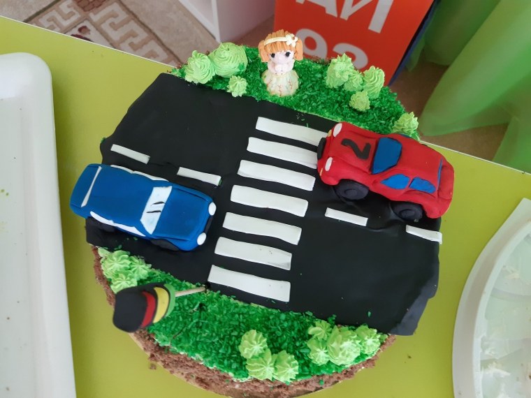 Торт с дорожными знаками и машинками