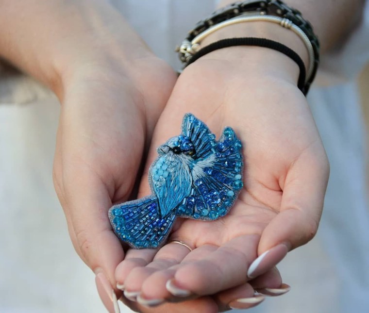 Голубая птица в ладони