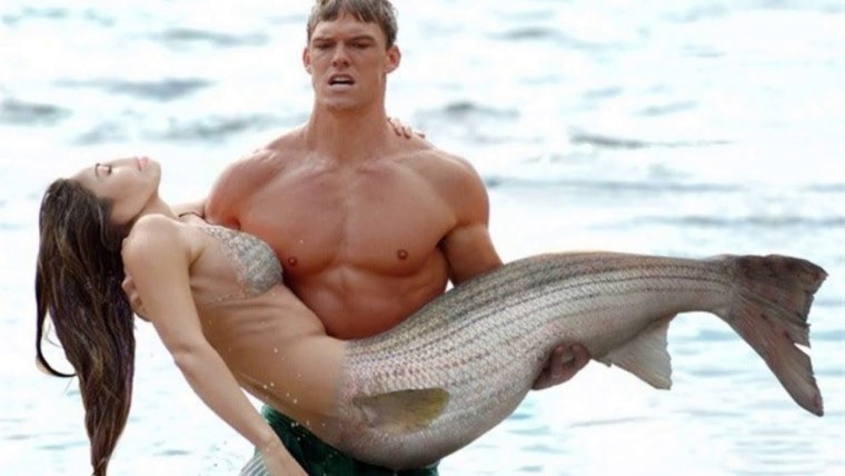 Рыбак с русалкой на руках