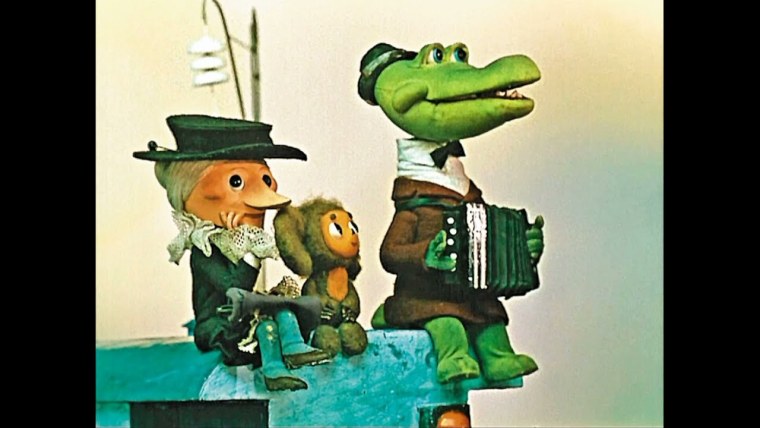 Чебурашка и крокодил Гена голубой вагон