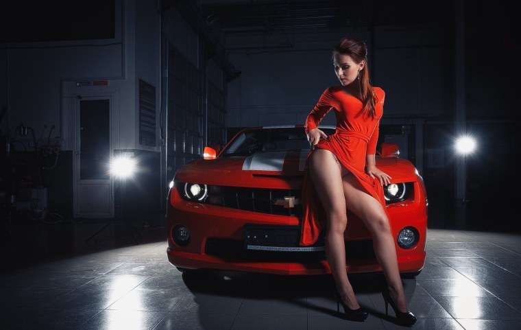 Девушка и красный Шевроле Камаро