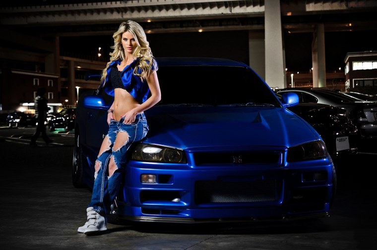 Nissan Skyline GTR r34 и девушка