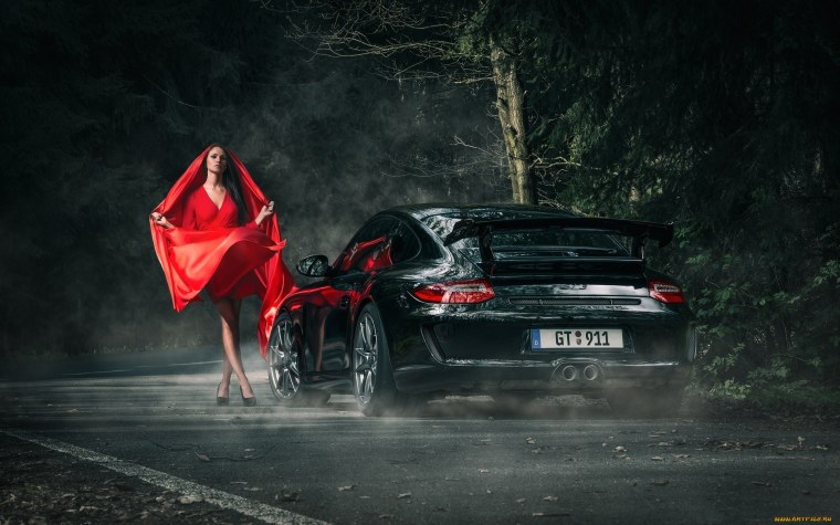 Девушка и авто на черном фоне