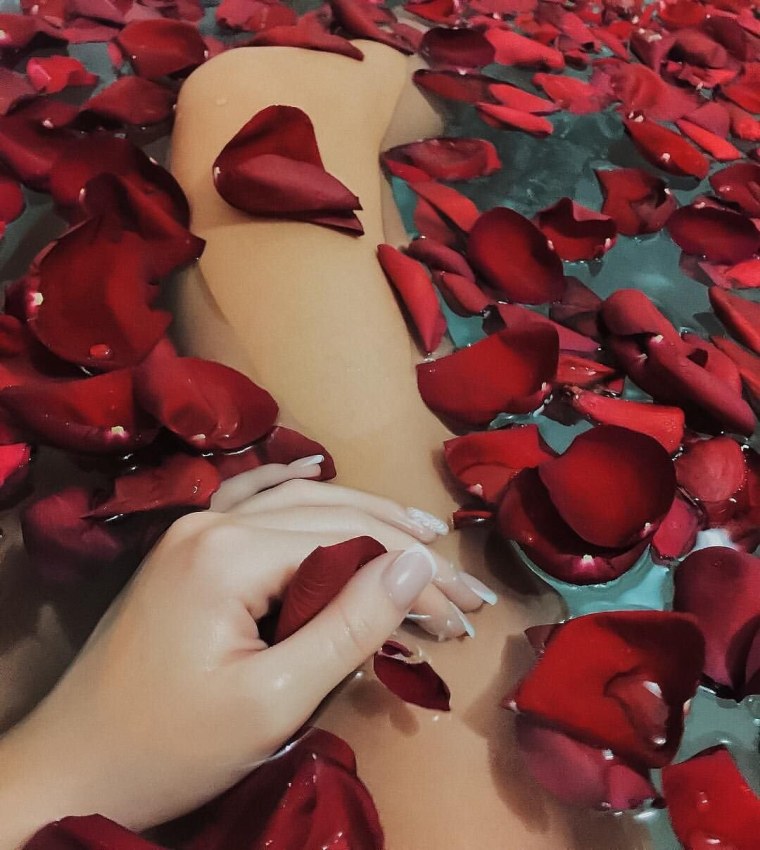 Фотосессия с лепестками роз
