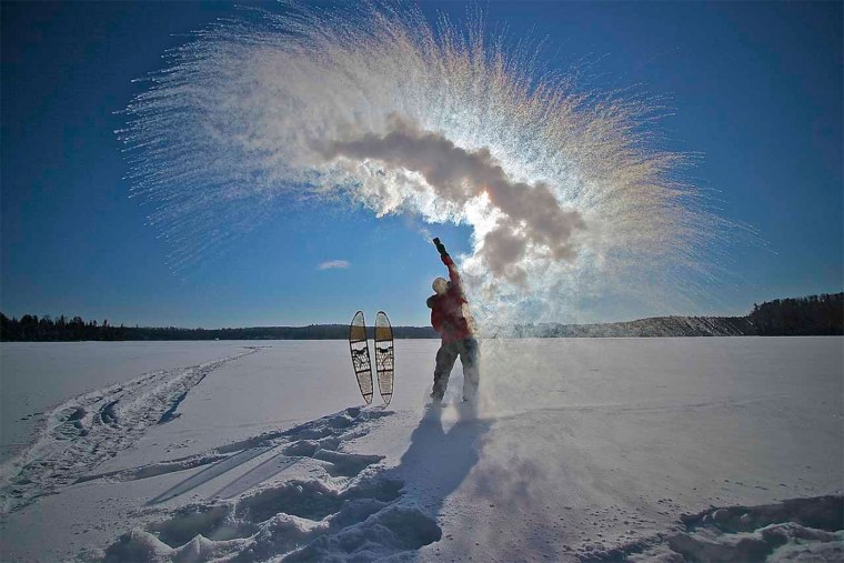 Фейерверк из снежных брызг