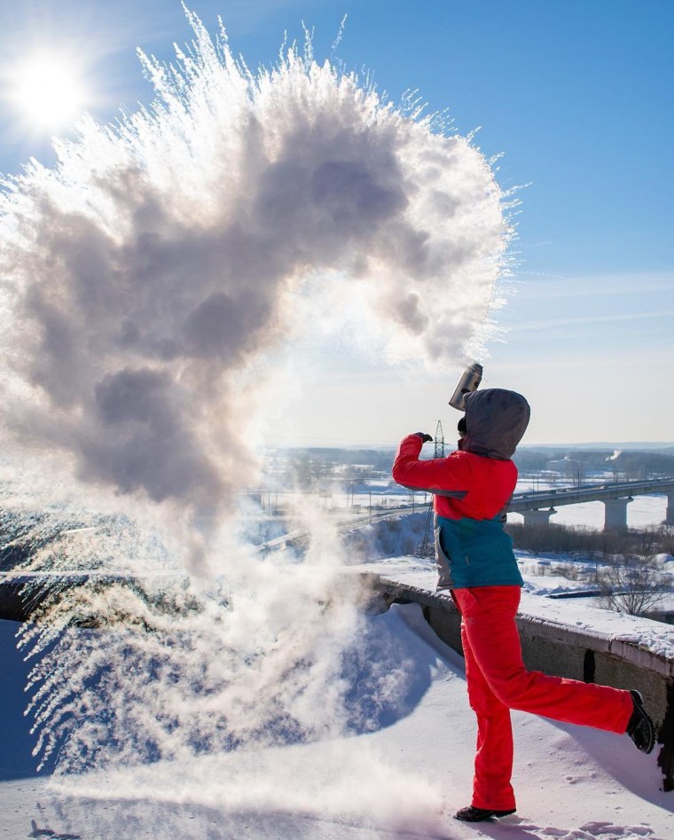 Брызги горячей воды на морозе