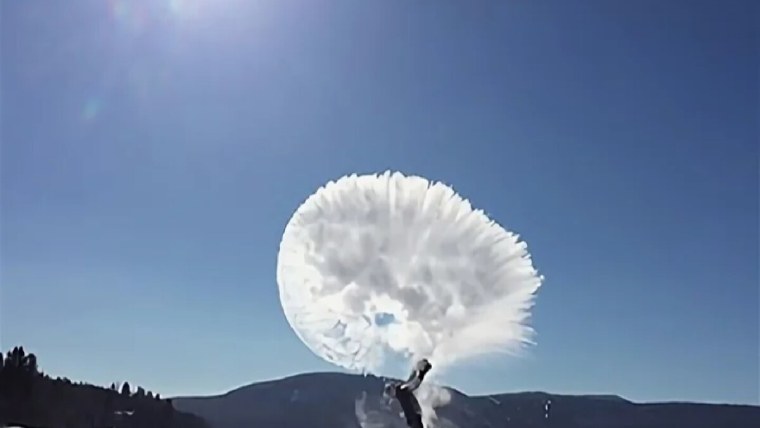 Вода замерзает в воздухе