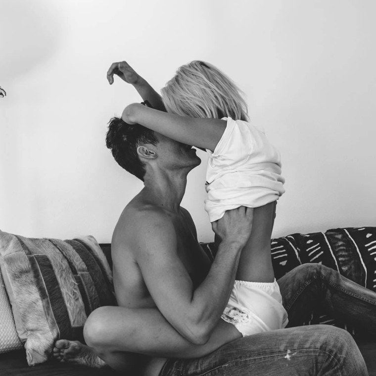 Парень и девушка в обнимку сзади