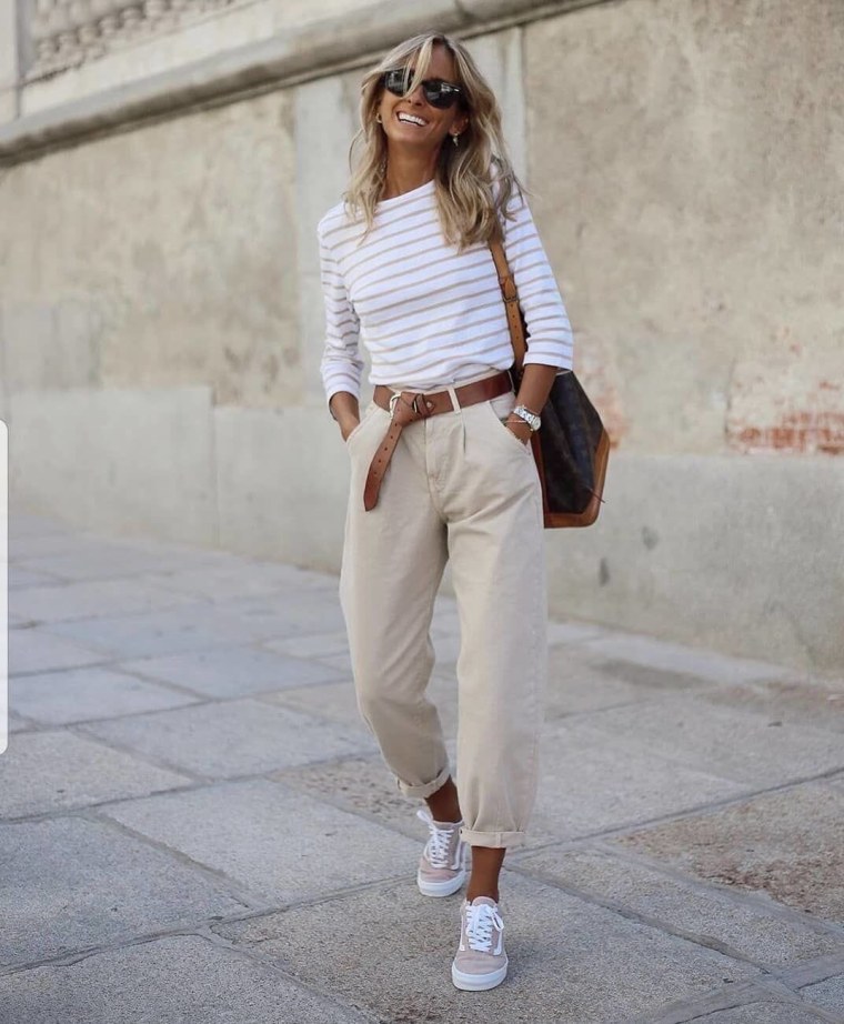 Оюоащ с бежевыми брюками