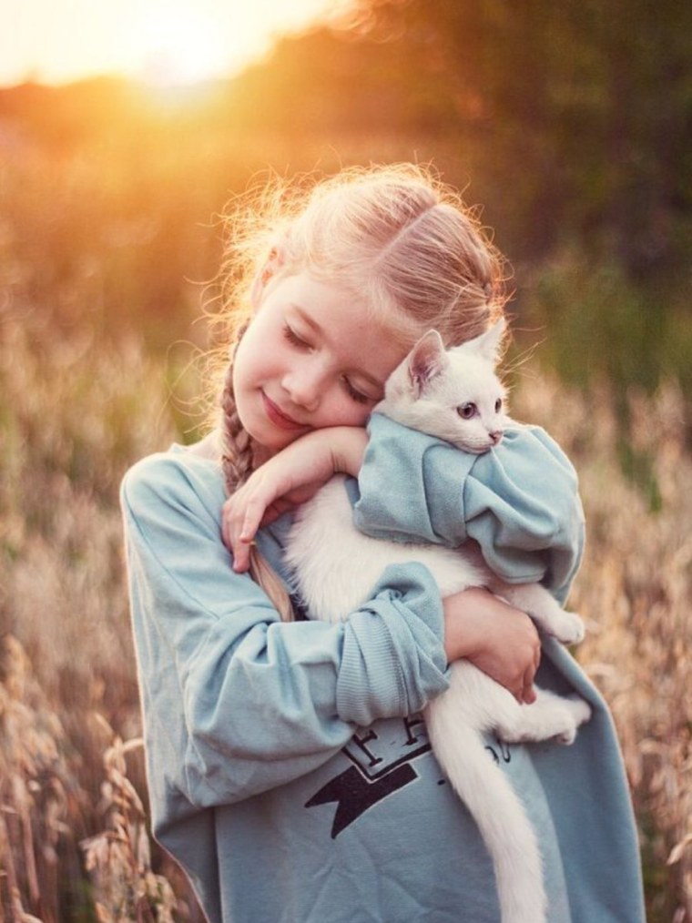 Обнимает ребенка