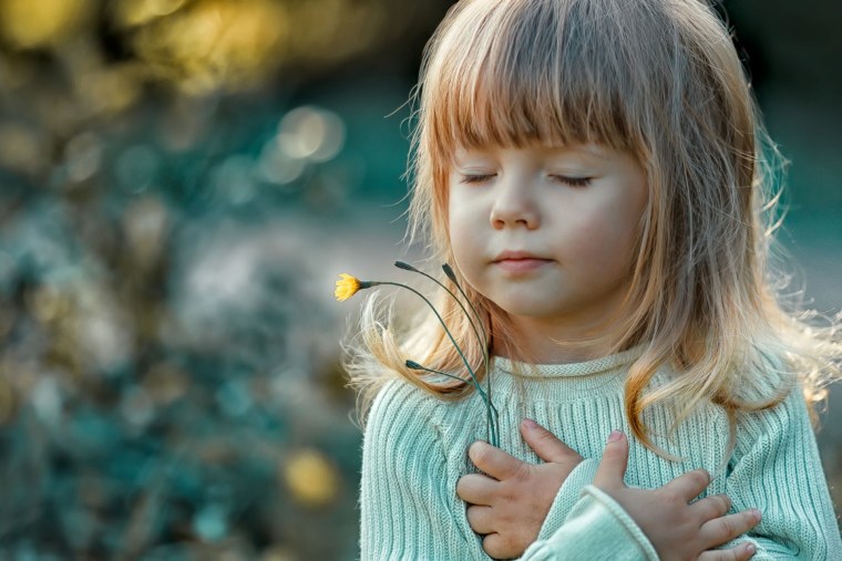 Ребенок с закрытыми глазами