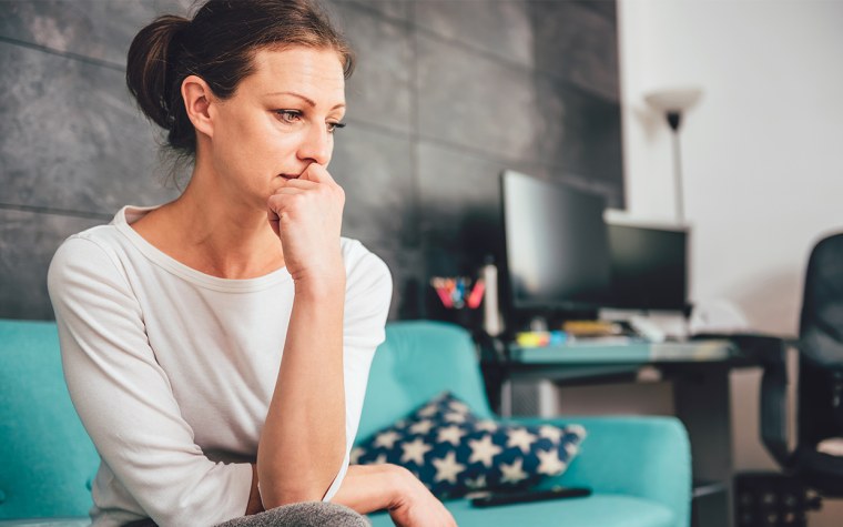 Женщина задумалась