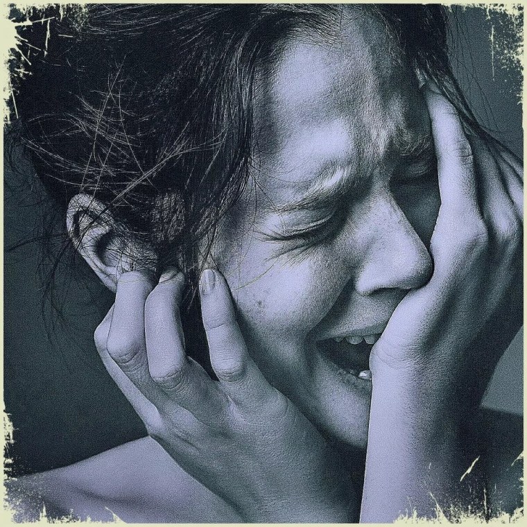 Девушка плачет